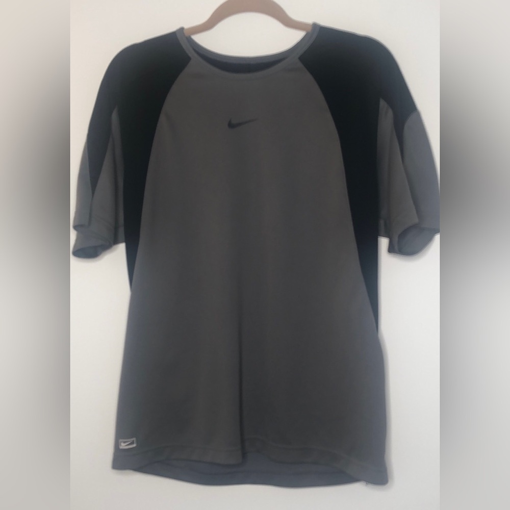Nike Gray and Black Short Sleeve Performance Tee Men’s Size Medium